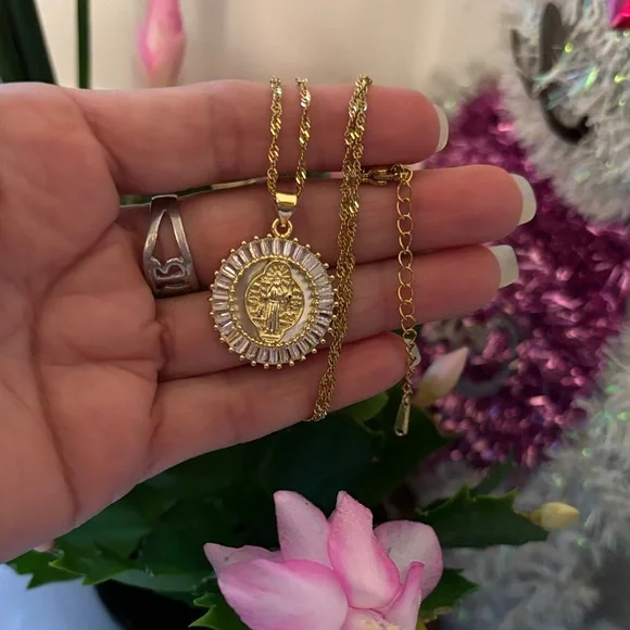 Elegant Gold and Silver Pendant Necklace - Picture 4 of 6